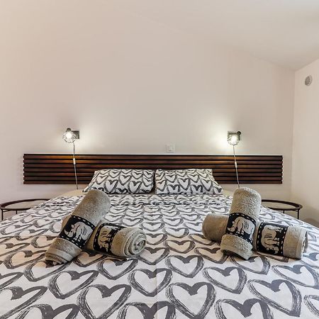 Sunshine Apartments Funtana With Balcony And Sea View Exteriér fotografie